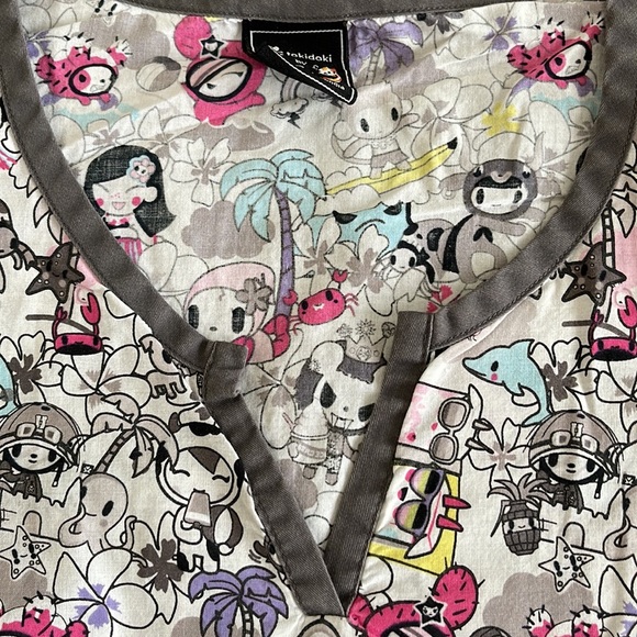 💰3 items for $25 🏷 Tokidoki by Koi Surfer multi print Kiki Scrub Top sz S - Picture 14 of 16